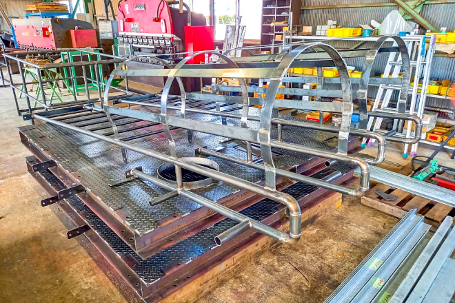 サル梯子（背カゴ付き）